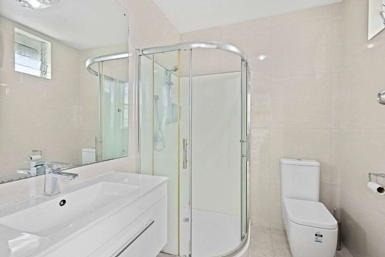 Photo of property in 1/221 Onewa Road, Birkenhead, Auckland, 0626