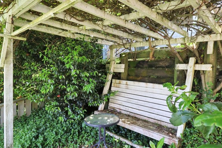 Photo of property in 140 The Ridgeway, Mornington, Wellington, 6021