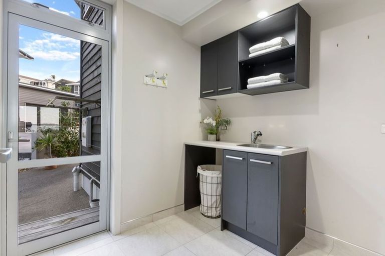 Photo of property in 17 Rangitoto View Road, Cockle Bay, Auckland, 2014