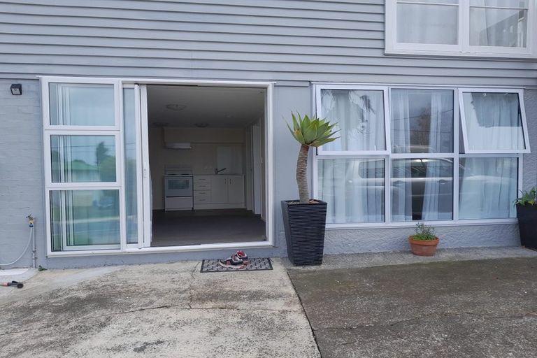 Photo of property in 6 Merville Avenue, Te Atatu South, Auckland, 0610