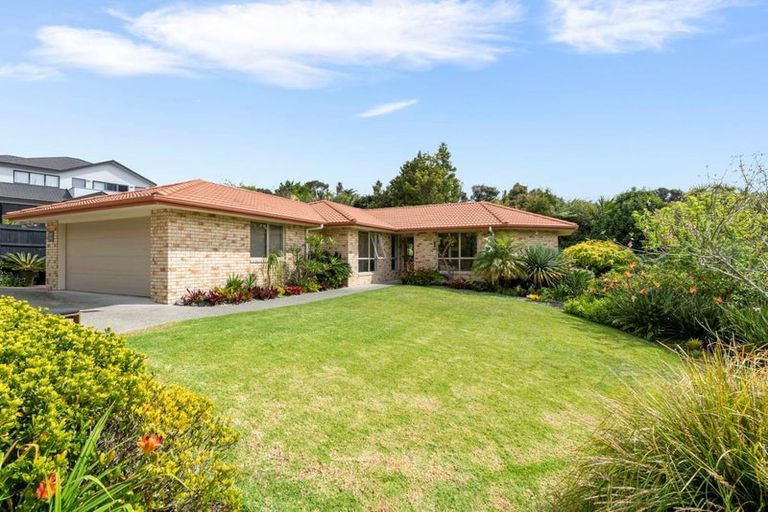 Photo of property in 20 Roberta Crescent, Orewa, 0931