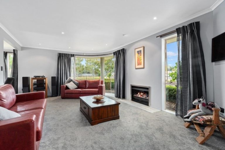 Photo of property in 2 Fernwater Place, Flagstaff, Hamilton, 3210