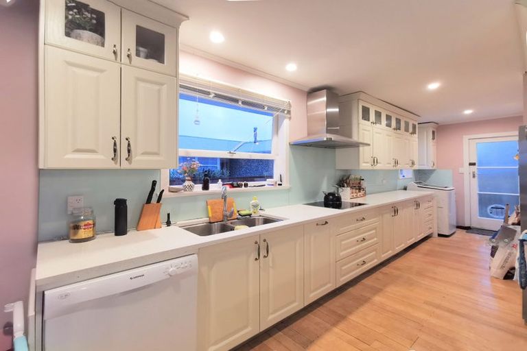 Photo of property in 123 Edgewater Drive, Pakuranga, Auckland, 2010