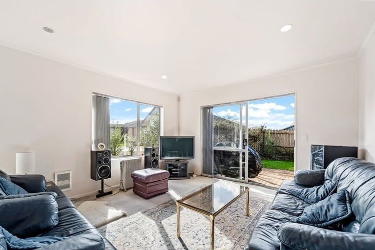 Photo of property in 32 Heversham Place, Glendene, Auckland, 0602