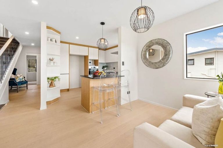 Photo of property in 10 Copperfield Terrace, Mellons Bay, Auckland, 2014