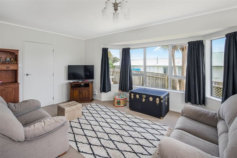 Photo of property in 3 Kingsbridge Place, Newlands, Wellington, 6037