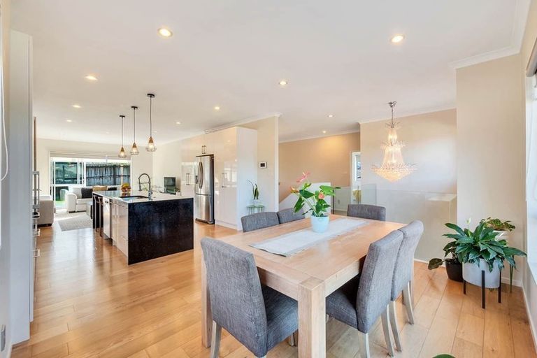 Photo of property in 49 South Kensington Way, Henderson, Auckland, 0612