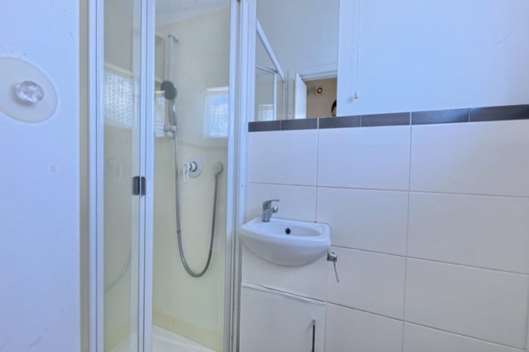 Photo of property in 1/2 Palmer Avenue, Glen Eden, Auckland, 0602