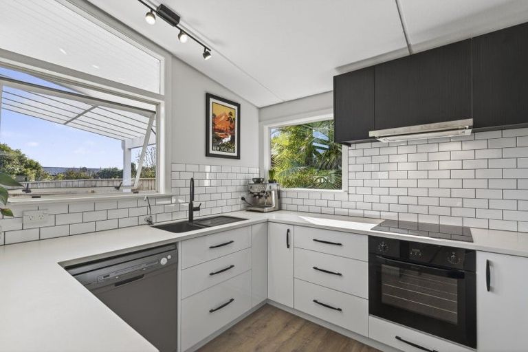 Photo of property in 25 Waiwera Place, Merrilands, New Plymouth, 4312