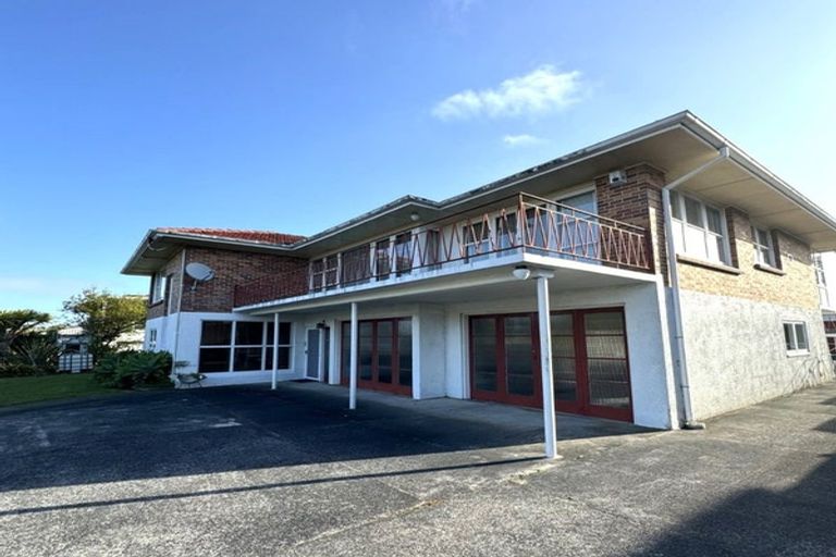 Photo of property in 4176 Great North Road, Glendene, Auckland, 0602