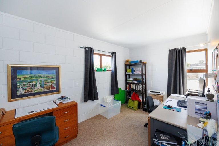 Photo of property in 16 Dunk Place, Milson, Palmerston North, 4414