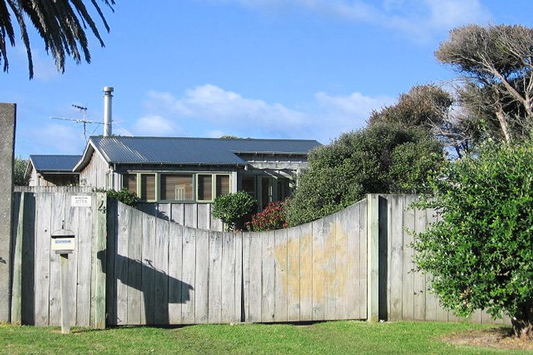 Photo of property in 4 Ngapaki Street, Waikanae Beach, Waikanae, 5036