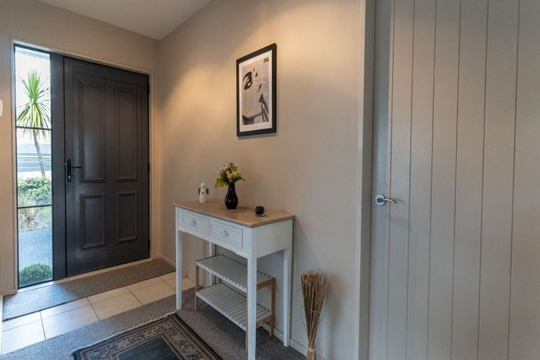 Photo of property in 5 Kaweka Close, Aotea, Porirua, 5024