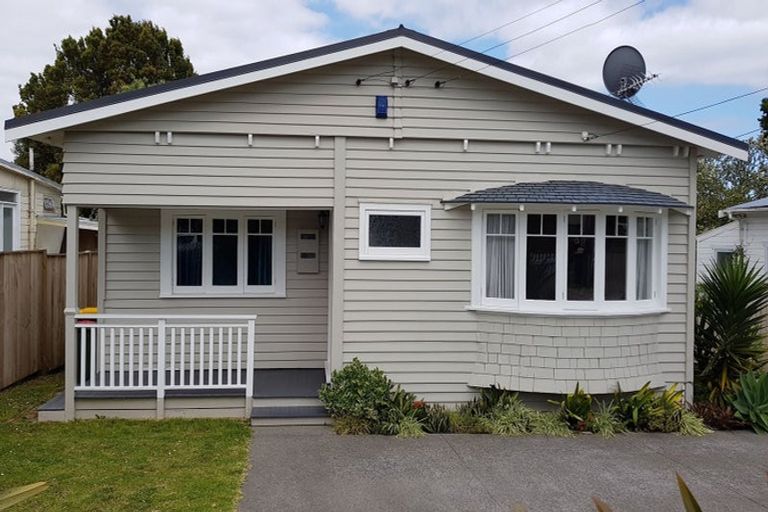 Photo of property in 5a Queen Mary Avenue, New Lynn, Auckland, 0600