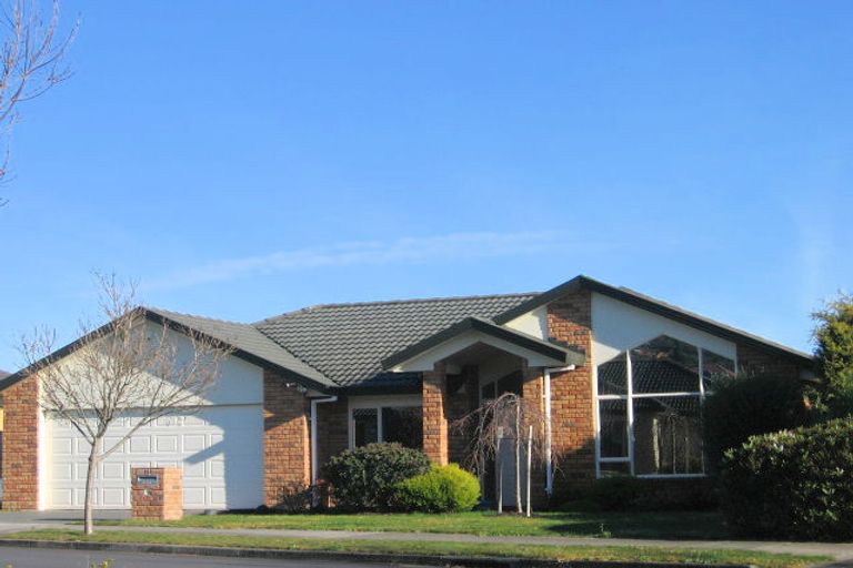 Photo of property in 11 Newbliss Crescent, East Tamaki Heights, Auckland, 2016