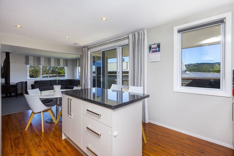Photo of property in 11 Mount Marua Drive, Timberlea, Upper Hutt, 5018