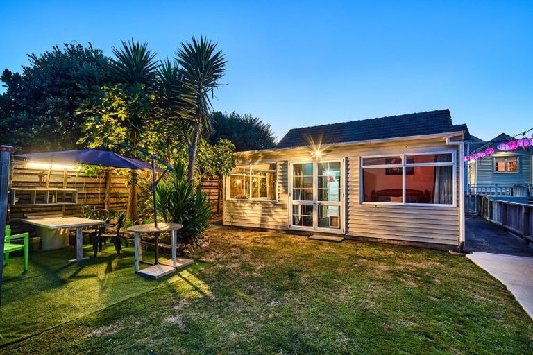 Photo of property in 135 Seaview Road, Paraparaumu Beach, Paraparaumu, 5032