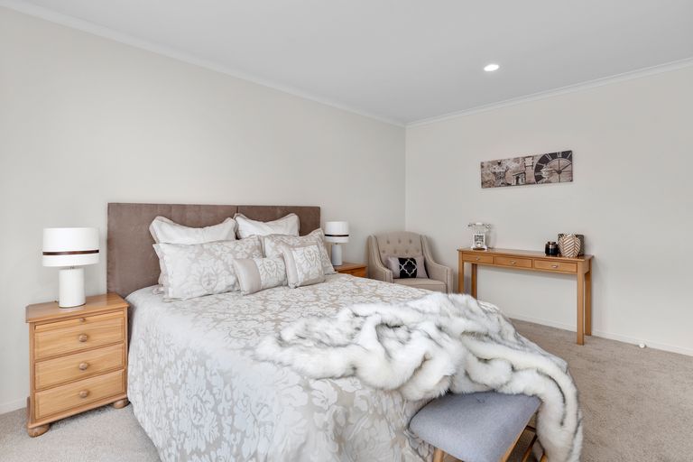 Photo of property in 37 Nimstedt Avenue, Oteha, Auckland, 0632