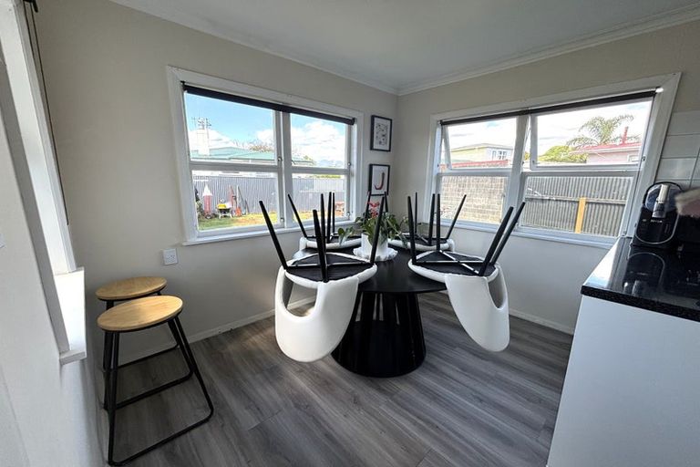 Photo of property in 2 Selwyn Street, Levin, 5510