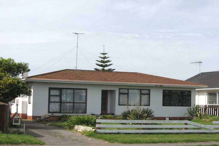 Photo of property in 16 Polson Street, Castlecliff, Whanganui, 4501