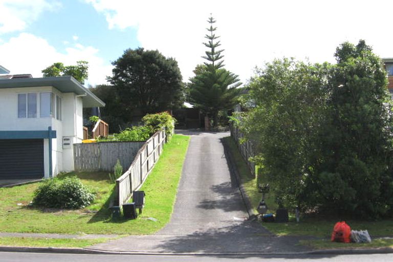 Photo of property in 2/26 Unsworth Drive, Unsworth Heights, Auckland, 0632