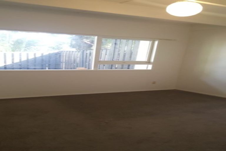 Photo of property in 1/2 Griffiths Place, Te Atatu South, Auckland, 0610