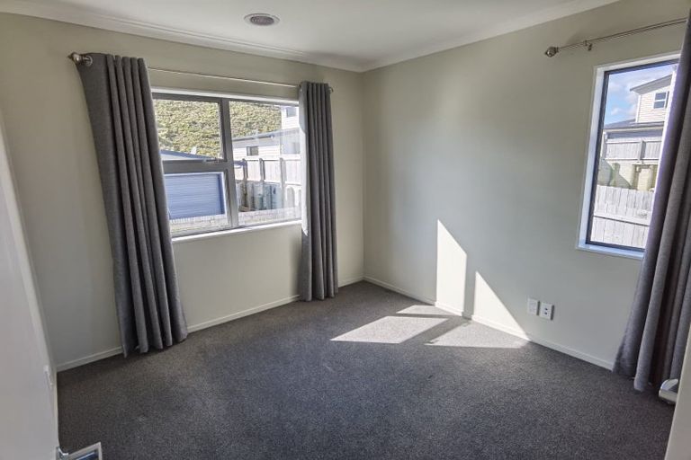 Photo of property in 5a Sandino Place, Grenada Village, Wellington, 6037