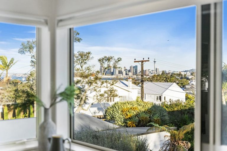 Photo of property in 4b Bruce Street, Northcote Point, Auckland, 0627