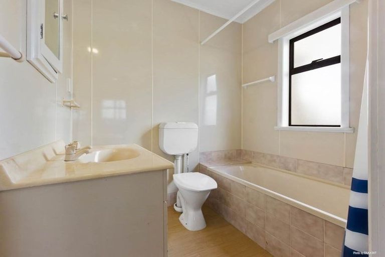 Photo of property in 33 Eastglen Road, Glen Eden, Auckland, 0602