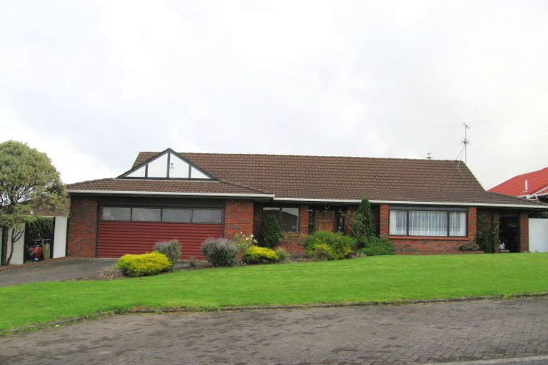 Photo of property in 6 Citation Way, Botany Downs, Auckland, 2010
