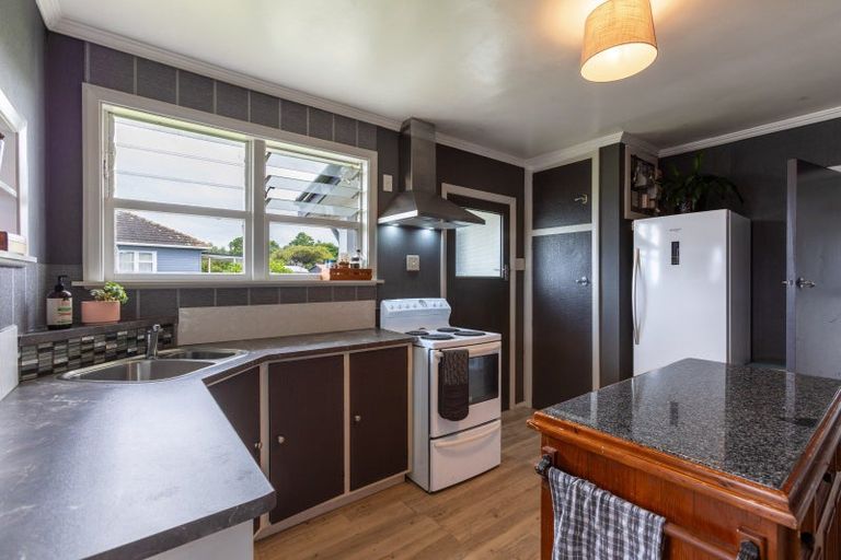 Photo of property in 15 Fox Street, Woodville, 4920