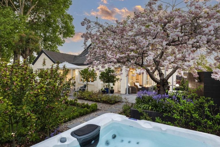 Photo of property in 30 Chateau Drive, Burnside, Christchurch, 8053