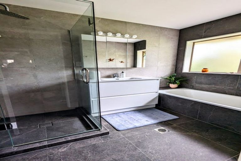 Photo of property in 32 Roy Maloney Drive, Henderson, Auckland, 0612