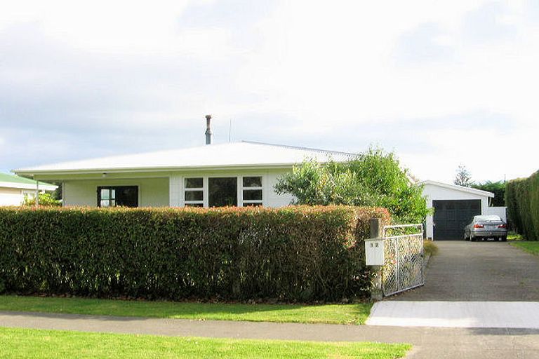 Photo of property in 12 Karu Crescent, Waikanae, 5036