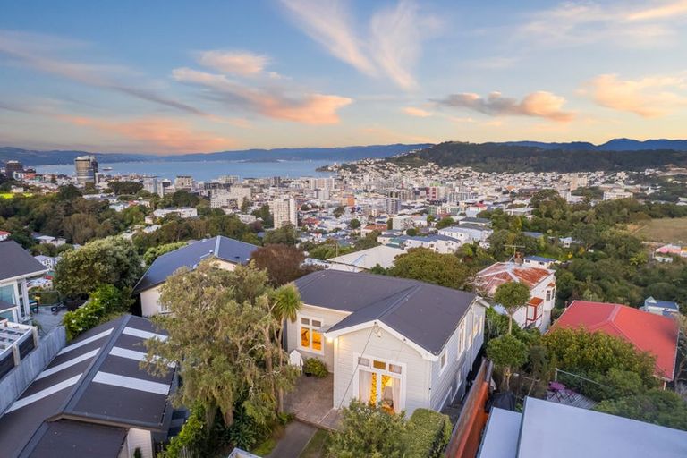 Photo of property in 28 Mortimer Terrace, Aro Valley, Wellington, 6021