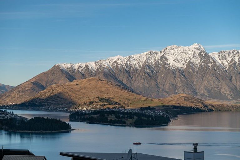 Photo of property in 10 Lordens Place, Fernhill, Queenstown, 9300