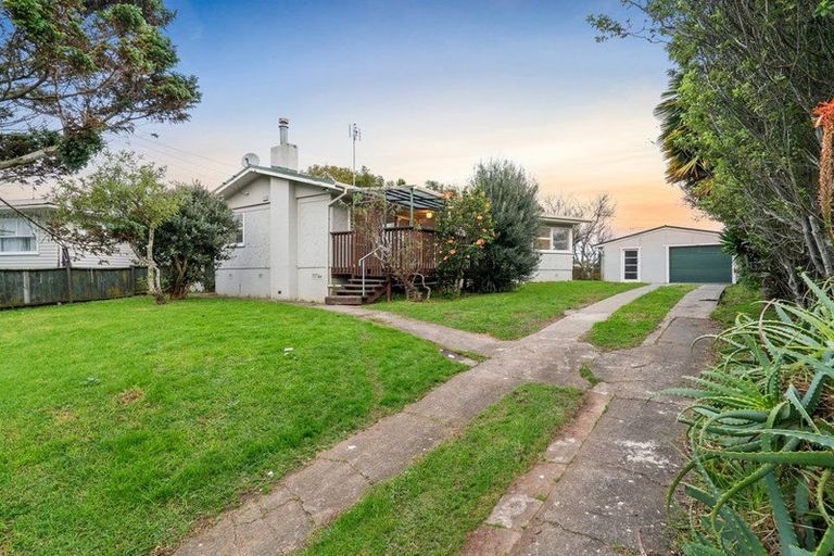 Photo of property in 19 Plumley Crescent, Mangere, Auckland, 2022