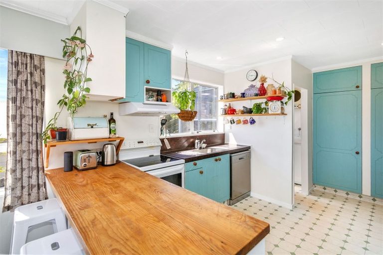 Photo of property in 32 Chapman Street, Newlands, Wellington, 6037