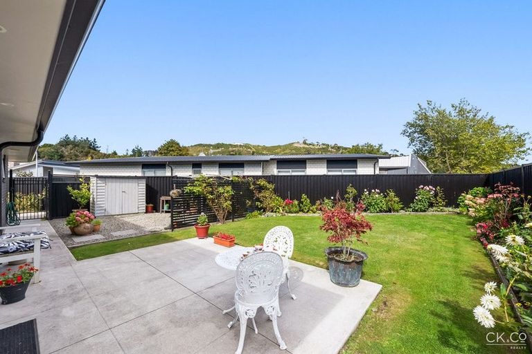 Photo of property in 12 Passchendaele Grove, Trentham, Upper Hutt, 5018
