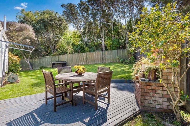 Photo of property in 27 Springtime Crescent, Stanmore Bay, Whangaparaoa, 0932