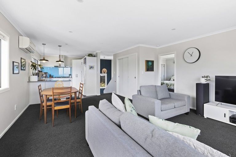 Photo of property in 12 Grumman Lane, Newlands, Wellington, 6037