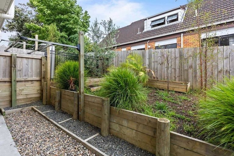 Photo of property in 4225b Great North Road, Glendene, Auckland, 0602