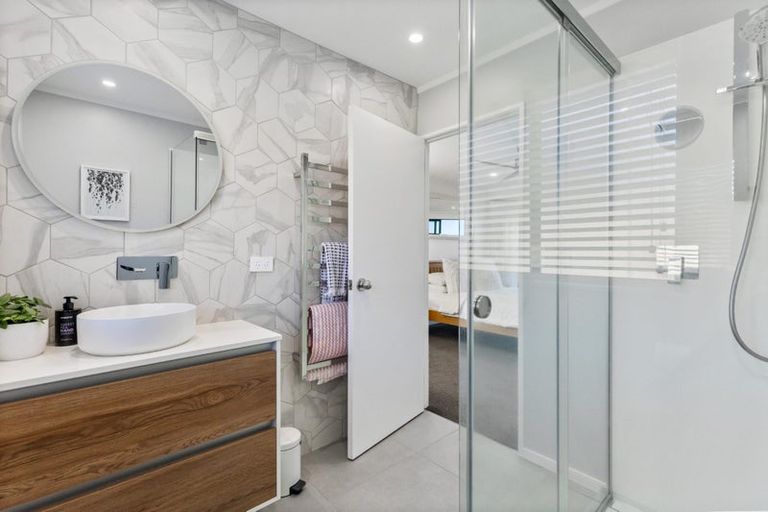 Photo of property in 22 Matisse Drive, West Harbour, Auckland, 0618