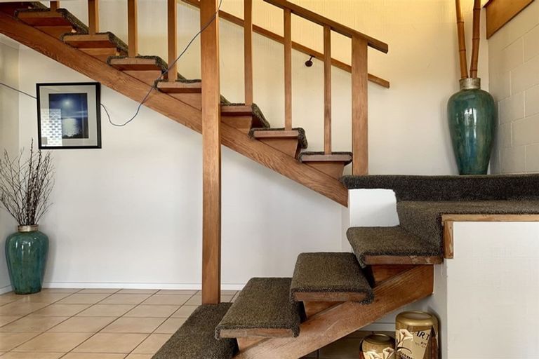 Photo of property in 82 Ravenwood Drive, Forrest Hill, Auckland, 0620