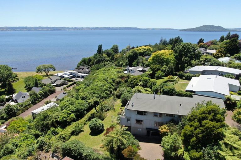 Photo of property in 10 Naera Place, Kawaha Point, Rotorua, 3010