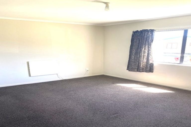Photo of property in 10b Ted Gilberd Place, Newlands, Wellington, 6037