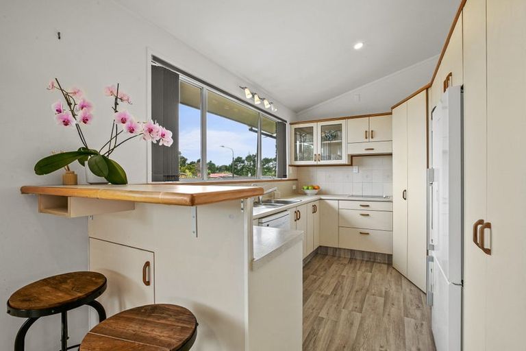 Photo of property in 3 La Salle Drive, Westown, New Plymouth, 4310