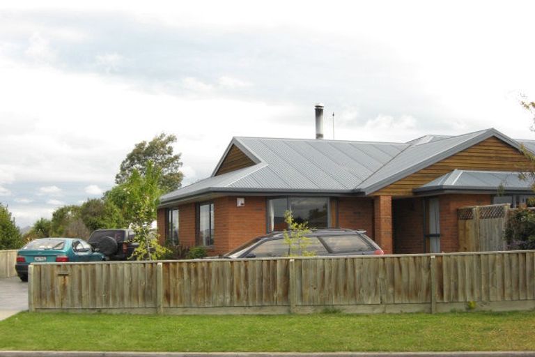 Photo of property in 19 Lowe Place, Rangiora, 7400