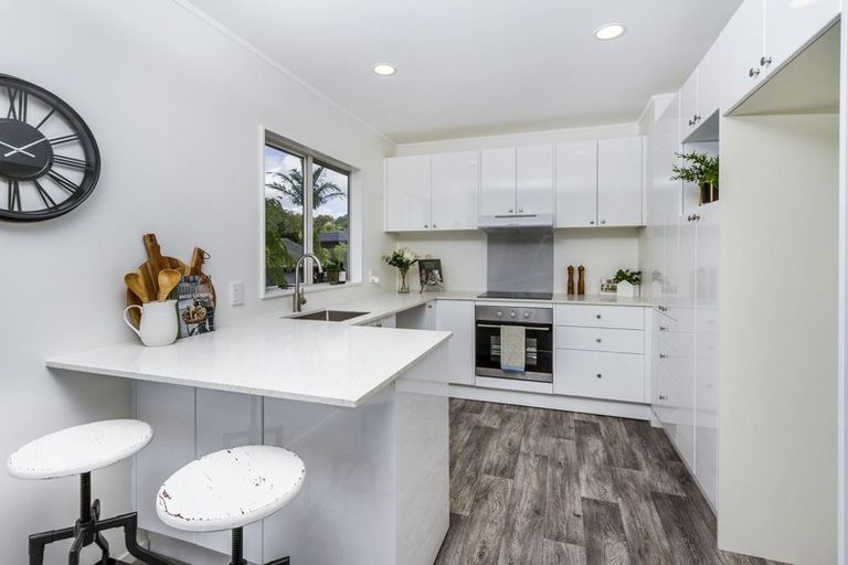 Photo of property in 2/13 Valecrest Place, Bayview, Auckland, 0629