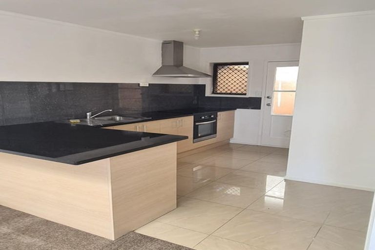 Photo of property in 2/76 Kenderdine Road, Papatoetoe, Auckland, 2025